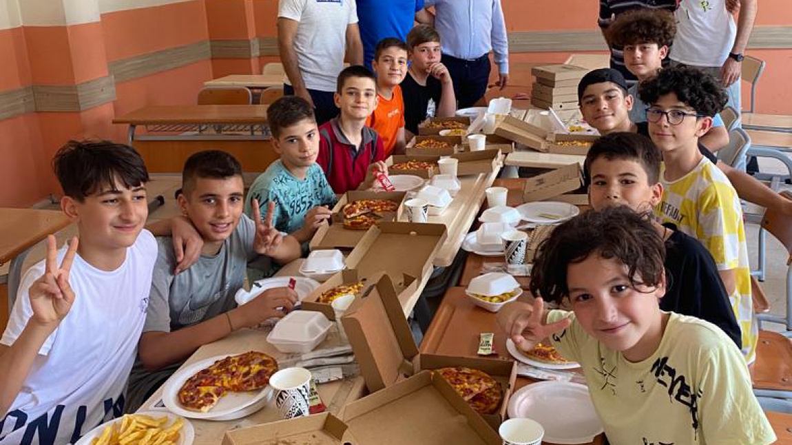 Basketbol İlçe Birincisi Öğrencilerimize Pizza Partisi